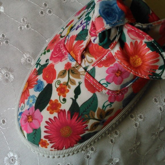 comfortview Shoes - Comfortview Bright Floral Casual Shoe  NWOT. Size 8-Wide